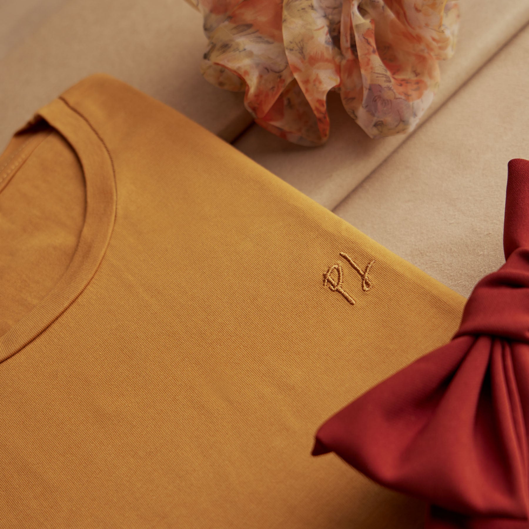 Pepi Lou Gift Box 🎁 Γυναικεία Αξεσουάρ Μαλλιών & Μπλουζάκι - Golden Bow Floral